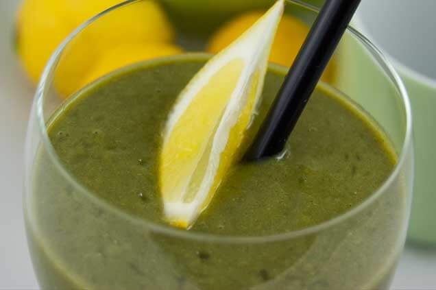 Ananas-Smoothie mit Brennnessel und Zitrone