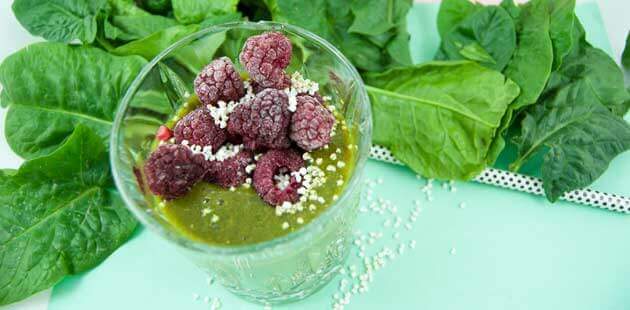 Grüner Smoothie mit Himbeeren und Gewürzen