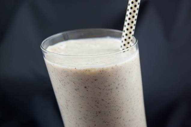 Vanilliger Smoothie mit Erdnussbutter und Chia